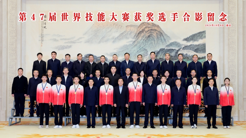 世賽銀牌 受省委書記 省長會(huì)見.jpg