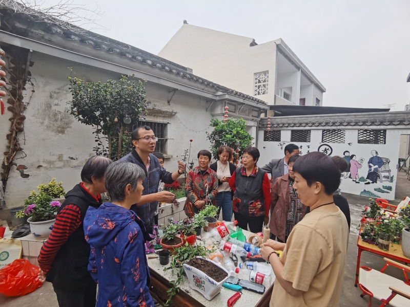 圖2季節(jié)老師講授材料選用、改造技巧與構(gòu)圖.jpg