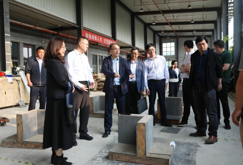 調(diào)研團參觀技能實訓基地.jpg